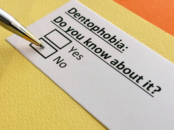 Bir kişi denofobi ile ilgili soruya cevap veriyor..