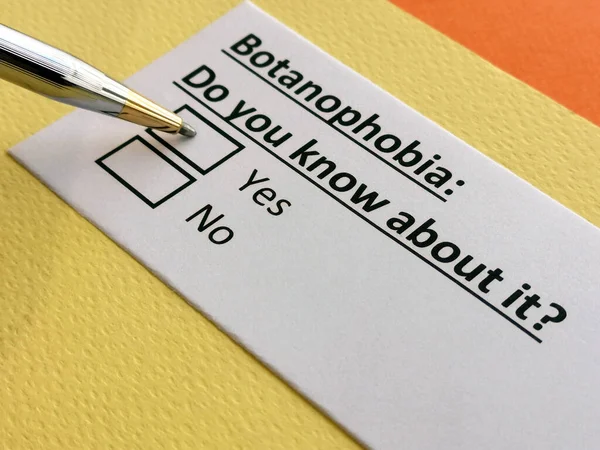 Bir kişi botanofobi ile ilgili soruya cevap veriyor..