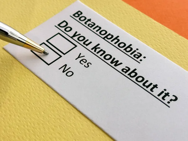 Bir kişi botanofobi ile ilgili soruya cevap veriyor..