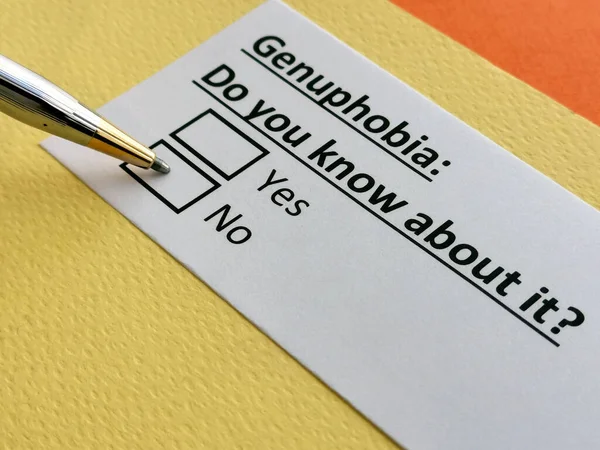 Bir kişi genupfobi ile ilgili soruya cevap veriyor..