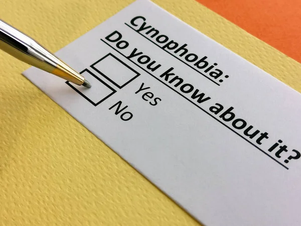 Bir kişi sinofobi ile ilgili soruya cevap veriyor..