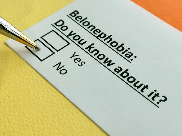 Bir kişi aile fobisi ile ilgili soruya cevap veriyor..