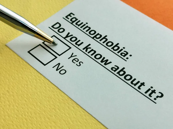 Bir kişi ekinofobi ile ilgili soruya cevap veriyor..