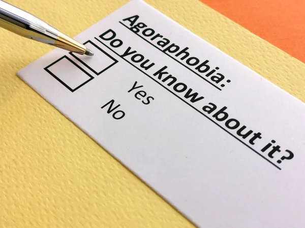 Bir kişi agorafobi ile ilgili soruya cevap veriyor..