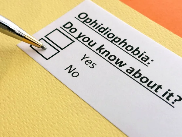 Bir kişi ofhidiofobi ile ilgili soruya cevap veriyor..