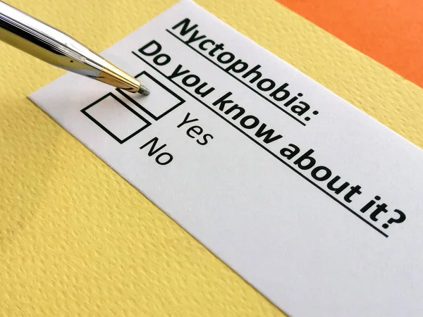 Bir kişi nemfobi ile ilgili soruya cevap veriyor..