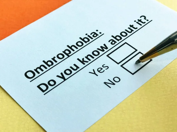 Bir kişi ombrofobi ile ilgili soruya cevap veriyor..