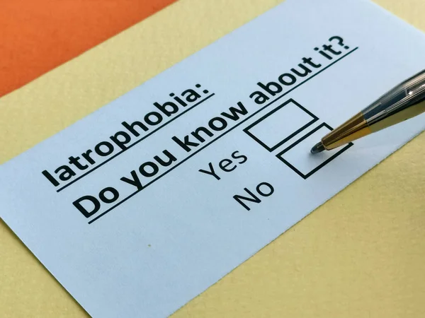 Bir kişi iatrofobi ile ilgili soruya cevap veriyor..