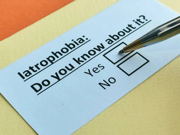 Bir kişi iatrofobi ile ilgili soruya cevap veriyor..