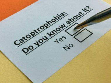 Bir kişi katoptrofobi ile ilgili soruya cevap veriyor..