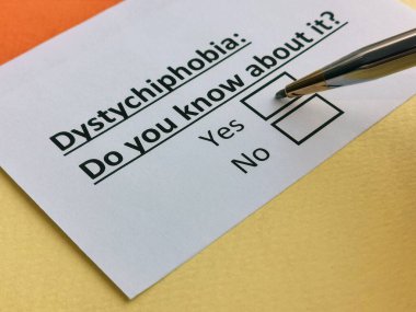 Bir kişi disfofobi ile ilgili soruya cevap veriyor..