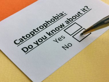 Bir kişi katoptrofobi ile ilgili soruya cevap veriyor..