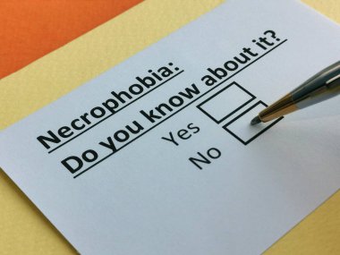 Bir kişi nekrofobi ile ilgili soruya cevap veriyor..