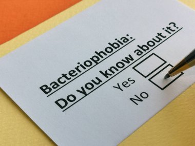 Bir kişi bakteriofobi ile ilgili soruya cevap veriyor..