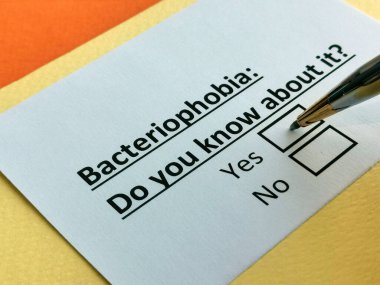 Bir kişi bakteriofobi ile ilgili soruya cevap veriyor..