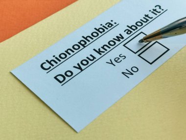 Bir kişi Çinofobi ile ilgili soruya cevap veriyor..