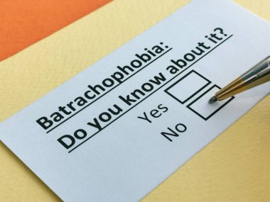 Bir kişi batrakobi ile ilgili soruya cevap veriyor..