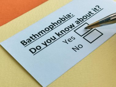 Bir kişi banyo fobisiyle ilgili soruya cevap veriyor..