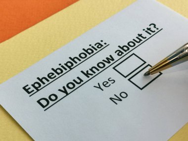 Bir kişi ephebifobi ile ilgili soruya cevap veriyor..