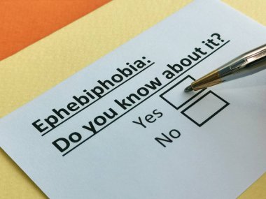 Bir kişi ephebifobi ile ilgili soruya cevap veriyor..