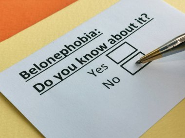 Bir kişi aile fobisi ile ilgili soruya cevap veriyor..