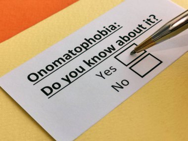 Bir kişi, onomafobi ile ilgili soruya cevap veriyor..