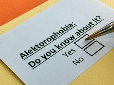 Bir kişi alektorofobi ile ilgili soruya cevap veriyor..