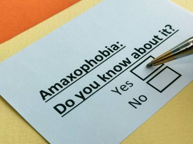 Bir kişi amakofobi ile ilgili soruya cevap veriyor..