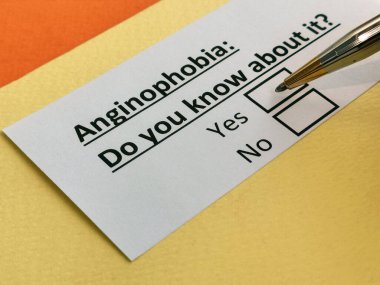 Bir kişi anjinofobi ile ilgili soruya cevap veriyor..