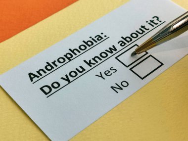 Bir kişi androfobi ile ilgili soruya cevap veriyor..