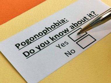 Bir kişi pogonofobi ile ilgili soruya cevap veriyor..