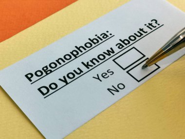 Bir kişi pogonofobi ile ilgili soruya cevap veriyor..