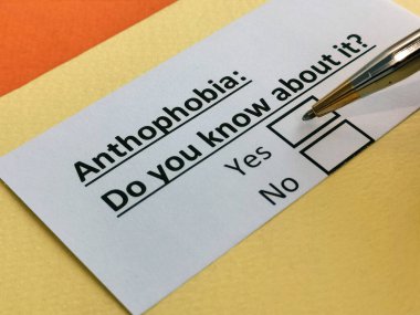 Bir kişi şarpofobi ile ilgili soruya cevap veriyor..