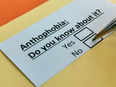 Bir kişi şarpofobi ile ilgili soruya cevap veriyor..