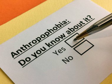 Bir kişi antropofobi ile ilgili soruya cevap veriyor..