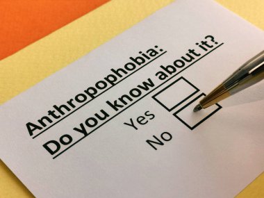 Bir kişi antropofobi ile ilgili soruya cevap veriyor..