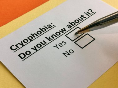 Bir kişi kriyofobi ile ilgili soruya cevap veriyor..