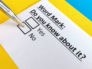 Bir kişi kelime işaretiyle ilgili soruya cevap veriyor..