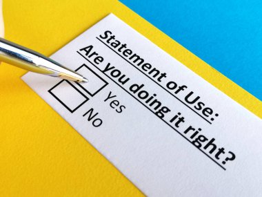 Bir kişi kullanım bildirimi ile ilgili soruya cevap veriyor.