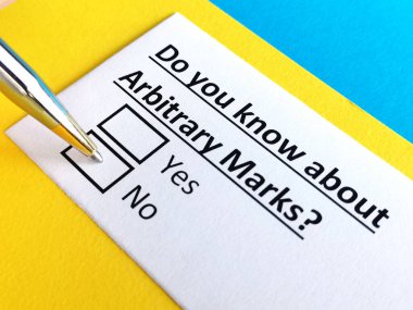 Bir kişi keyfi işaretler hakkındaki soruyu cevaplıyor.