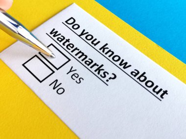 Bir kişi filigranlarla ilgili soruya cevap veriyor..