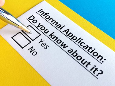 Bir kişi gayri resmi başvuru hakkındaki soruyu yanıtlıyor.