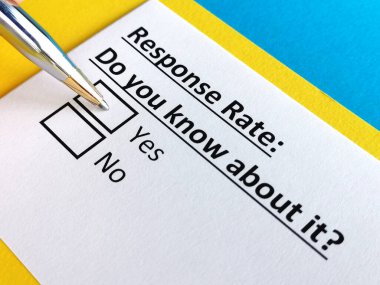 Bir kişi yanıt oranıyla ilgili soruya cevap veriyor.