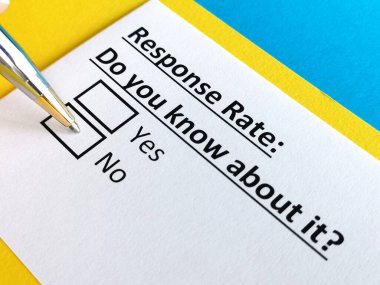 Bir kişi yanıt oranıyla ilgili soruya cevap veriyor.