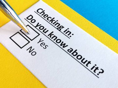 Bir kişi kayıt yaptırmakla ilgili soruya cevap veriyor..