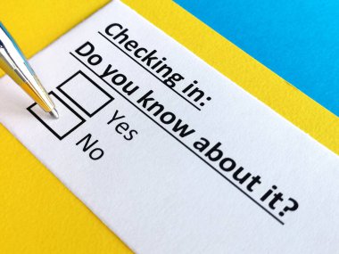 Bir kişi kayıt yaptırmakla ilgili soruya cevap veriyor..