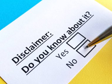 Bir kişi feragatnameyle ilgili soruya cevap veriyor..