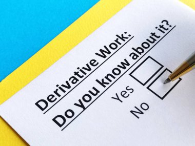 Bir kişi türetilmiş çalışmayla ilgili soruya cevap veriyor.