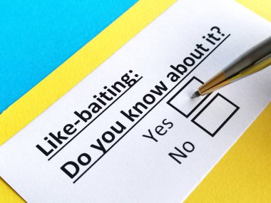 Bir kişi, benzer yemlerle ilgili sorulara cevap veriyor..