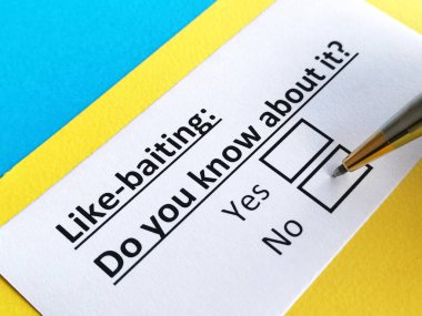 Bir kişi, benzer yemlerle ilgili sorulara cevap veriyor..